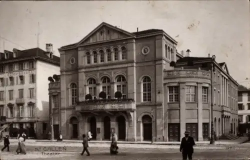 Ak St. Gallen Stadt Schweiz, Theater  Menschen auf der Straße, Schwarz-Weiß-Foto