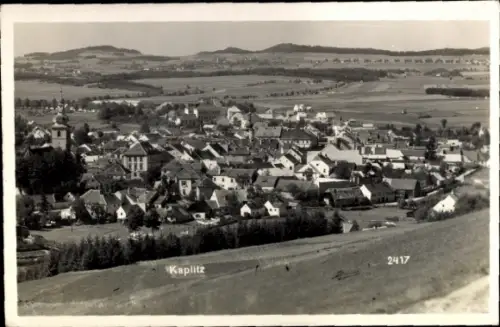 Ak Kaplice Kaplitz Südböhmen, Blick auf  ländliche Umgebung, Häuser, Kirche, nformat