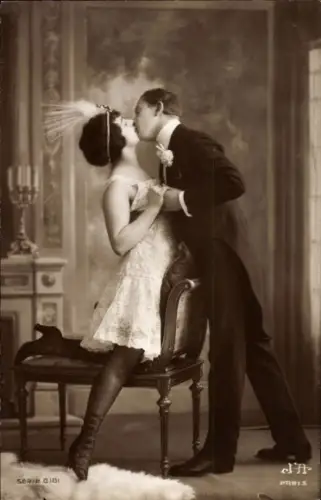 Ak Liebespaar, Kuss, Weißes Unterkleid, Strümpfe