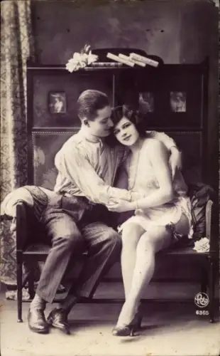 Ak Liebespaar auf einer Bank, Frau in Unterwäsche