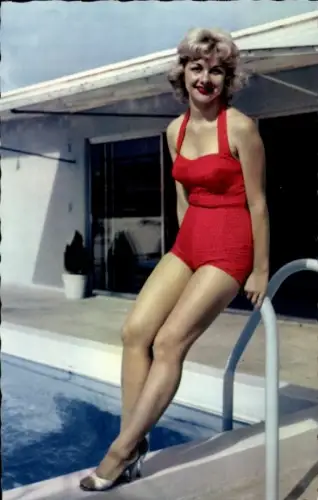 Ak Frau im Badeanzug am Pool