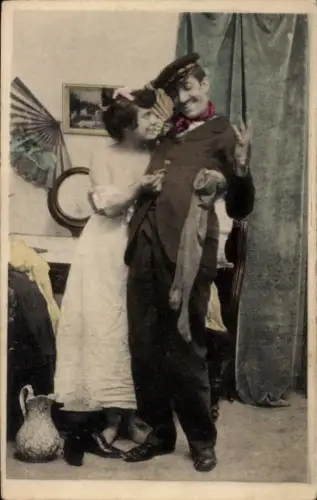 Ak Liebespaar, Frau in weißem Unterkleid, Fächer