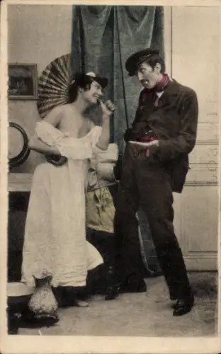 Ak Liebespaar, Rauchender Mann, Frau in weißem Unterkleid
