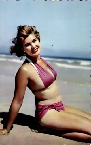 Ak Frau in lila Bikini am Strand