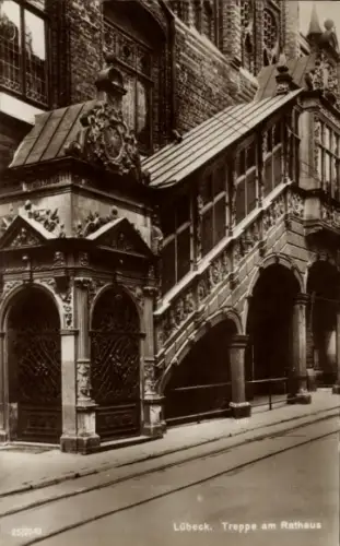 Ak Hansestadt Lübeck,  Treppe am Rathaus, Schwarz-Weiß-Foto, 25/2040