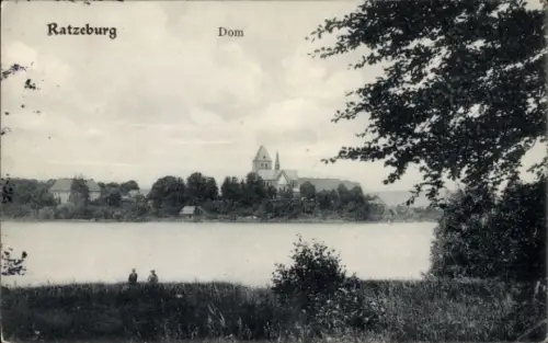 Ak Ratzeburg im Herzogtum Lauenburg,  Dom, See, Bäume, zwei Personen am Ufer