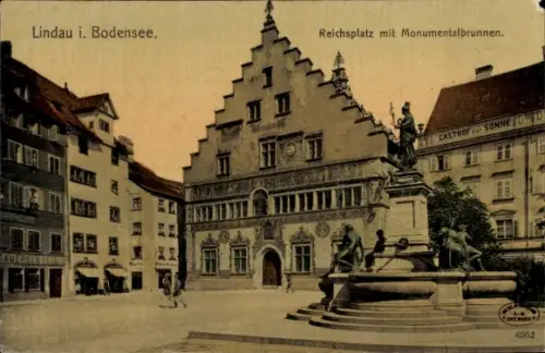Ak Lindau am Bodensee Schwaben, Lindau i. Bodensee, Reichsplatz, Monumentalbrunnen,  Gebäude