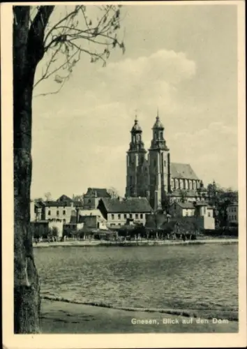 Ak Gniezno Gnesen Posen,  Blick auf den Dom, zwei Türme, Wasser im Vordergrund