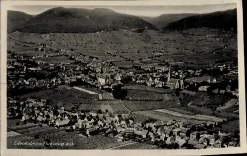 Ak Edenkoben an der Haardt Pfalz, Luftaufnahme von  Berge im Hintergrund, Weinberge, Stadtansicht