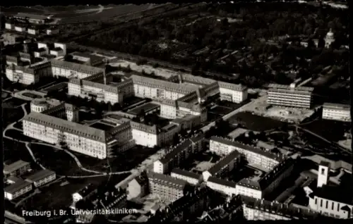 Ak Freiburg im Breisgau, Luftaufnahme von Freiburg, Universitätskliniken, Schwarz-Weiß-Fotografie