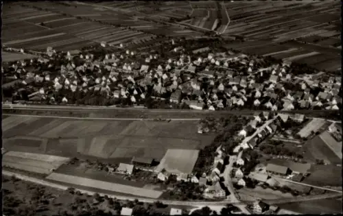 Ak Dagersheim Böblingen in Württemberg, Luftaufnahme eines Dorfes, viele Dächer, Felder, Straßen