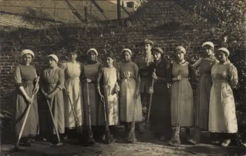 Foto Ak Écourt Saint Quentin Pas de Calais, deutscher Soldat, Frauengruppe mit Besen, 1918, 1. WK