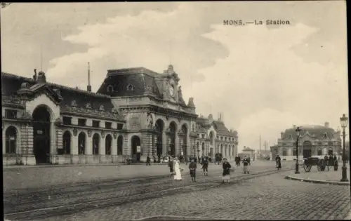 Ak Mons Wallonien Hennegau, La Station, Blick auf den Bahnhof, Straßenseite