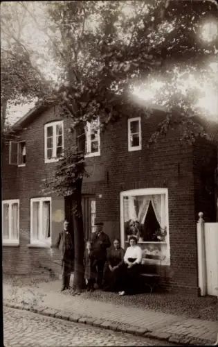 Foto Ak Wyk auf Föhr Nordfriesland, Familie am Haus