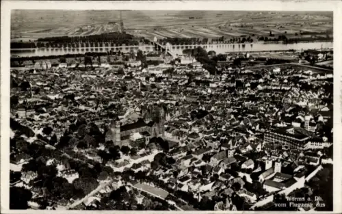 Ak Worms am Rhein, Luftaufnahme von  Rhein, Stadtansicht,  Gebäude
