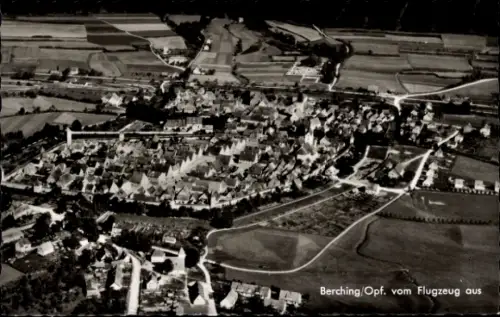 Ak Berching in der Fränkischen Alb Oberpfalz, Luftaufnahme von  viele Dächer, Felder, Straßen