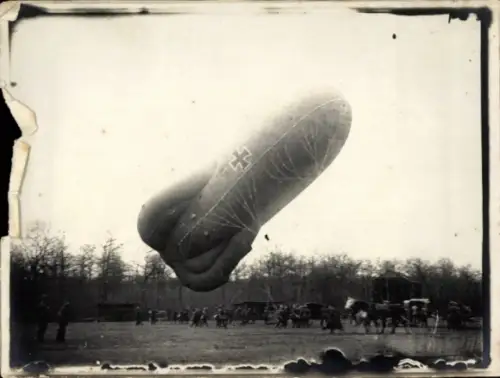 Foto Militärballon, Fesselballon, von Soldaten gehalten