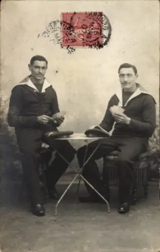 Foto Ak Französische Matrosen beim Kartenspiel, Portrait