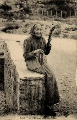 Ak Une Fileuse d'autrefois, Alte Spinnerin mit Rocken