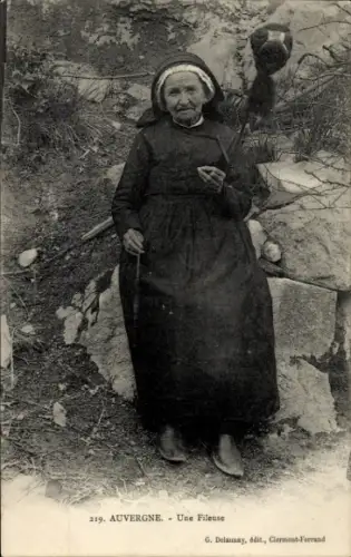 CPA Auvergne, Une Fileuse