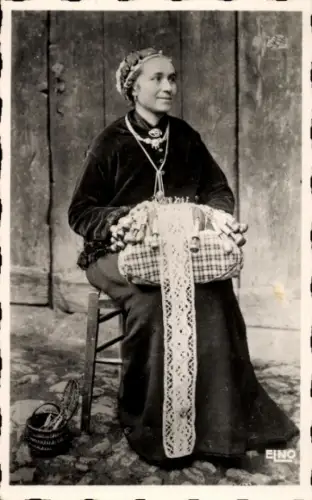 Ak Spitzenklöpplerin in Tracht aus Velay