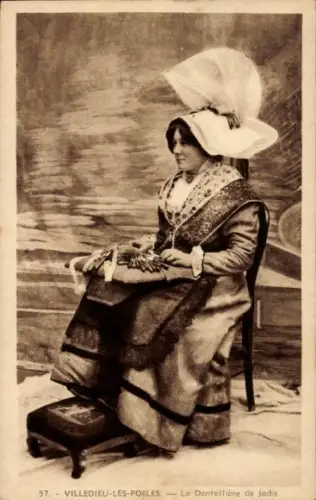 CPA Villedieu les Poêles Manche, Dentellière de jadis