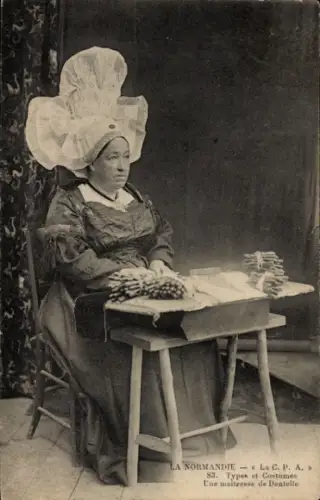 CPA Normandie, Types et Costumes, Une maitresse de Dentelle