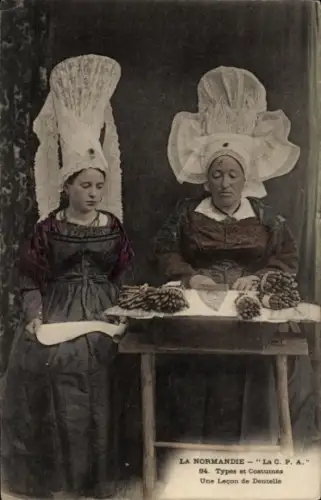 CPA Normandie, Types et Costumes, Une Leçon de Dentelle