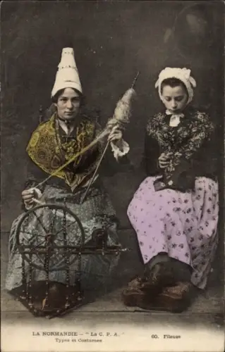 CPA Normandie, Types et Costumes, Fileuse