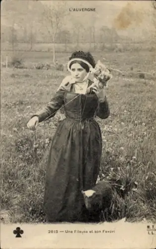 CPA Auvergne, Une Fileuse et son Favori