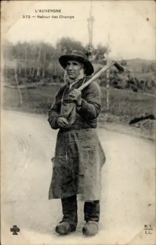 Ak Bauer aus der Auvergne, Rückkehr vom Feld, Hacke