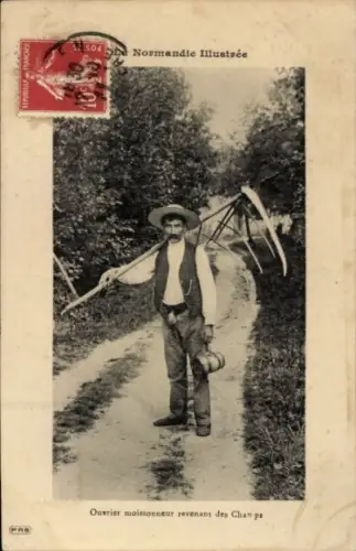 Ak La Normandie Illustrée, Ouvrier moissonneur revenant des Champs, Mann mit Sense