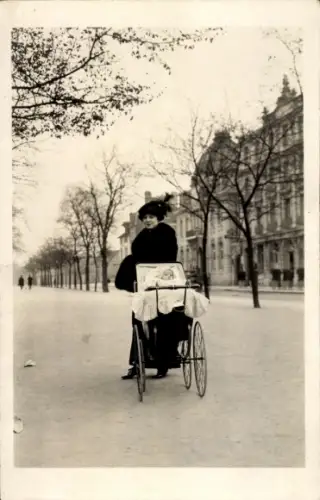 Foto Ak Frau mit Kinderwagen, Straßenpartie