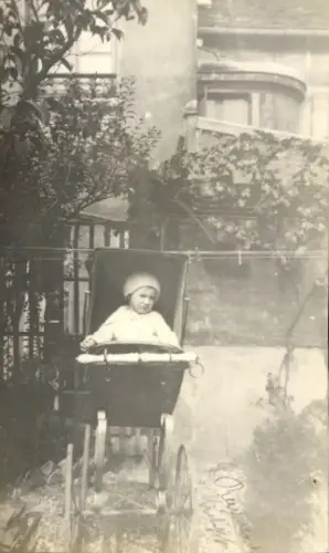 Foto Ak Kind im Kinderwagen, Hausgarten