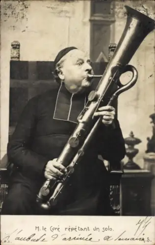 Ak Priester mit Musikinstrument, Ophikleide