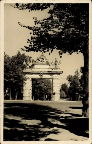Ak Potsdam, Jagertor in  Bäume im Vordergrund, Schwarz-Weiß-Foto