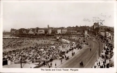 Ak Margate Kent England, Strand, Uhrturm,  viele Menschen am Strand, 