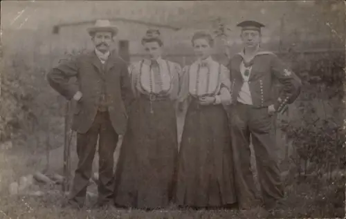 Foto Ak Deutscher Marinesoldat in Uniform, Porträt mit Familie, Mützenband S.M.S. Friedrich Carl