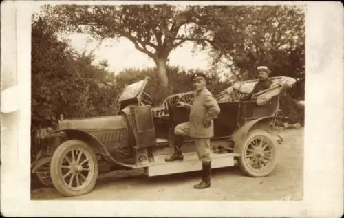 Foto Ak Offenes Automobil, Chauffeur, Mann auf der Rückbank