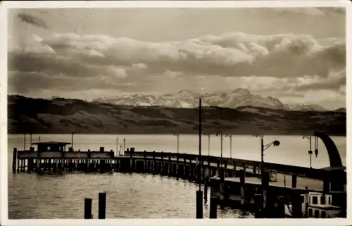 Ak Langnau im Emmental Kanton Bern Schweiz, Steg am Wasser, Berge im Hintergrund, Wolken, Schwarz