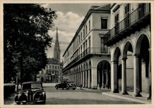 Ak Mulhouse Mülhausen Elsass Haut Rhin, Stadtansicht mit Arkaden, Autos, Kirchturm