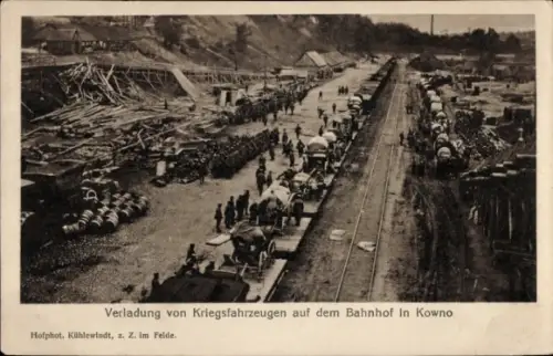Ak Kaunas Kowno Kauen Litauen, Bahnhof, Verladung von Kriegsfahrzeugen, 1. WK