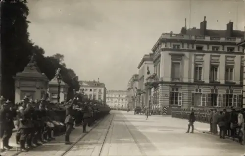 Foto Ak Bruxelles Brüssel?, Soldaten in Uniformen, Straße, I. WK