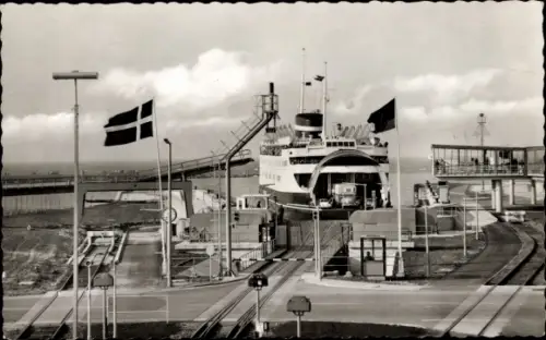 Ak Puttgarden Insel Fehmarn, Fährbahnhof Fehmarn-Kai, Fährschiff, Vogelflug-Linie