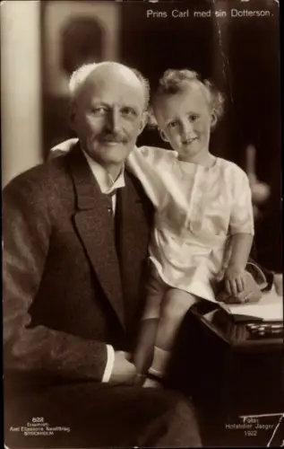 Ak Prinz Carl von Schweden mit seinem Enkel, Portrait