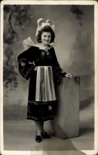 Foto Ak Bretagne, Frau in Tracht