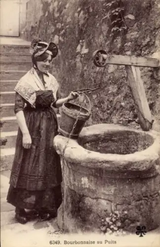 CPA Bourbonnaise au Puits, Frau in Tracht