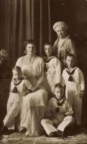 Ak Kaiserin Auguste Viktoria, Prinz Wilhelm, Prinz Friedrich, Kronprinzessin Cecilie, NPG 5334