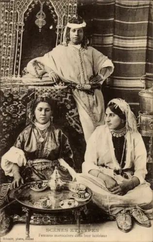 CPA Scenes et Types, Femmes marocaines dans leur intérieur