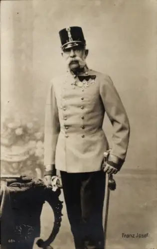 Ak Kaiser Franz Joseph I., Standportrait in Uniform, Orden